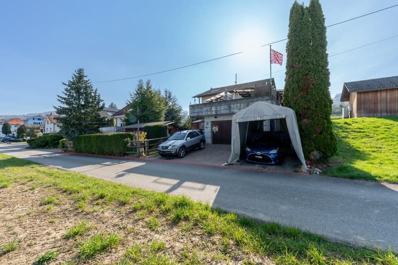 Zufahrt zum Haus von der unteren Seite mit diversen Parkmöglichkeiten