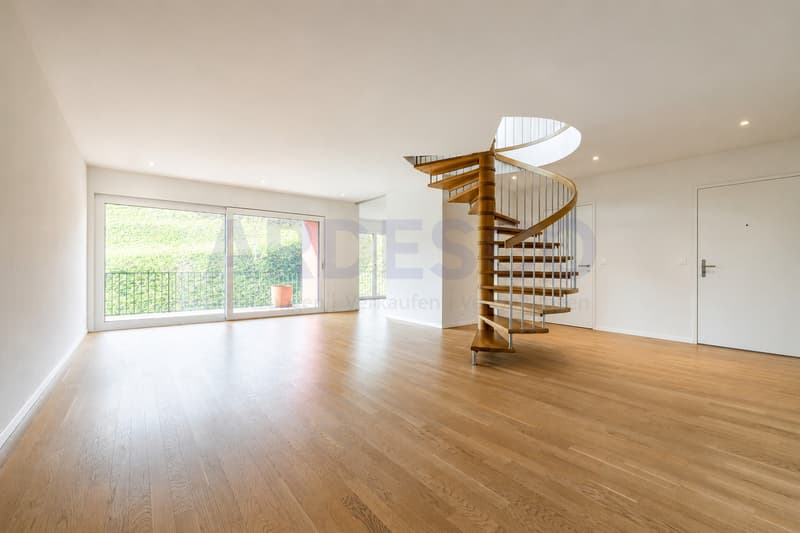 Wohnzimmer mit Aufgang der Wendeltreppe