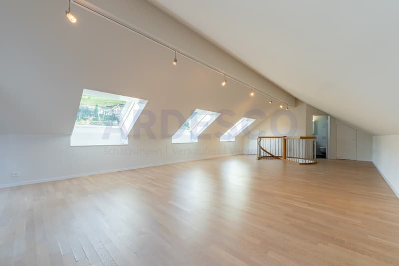 Dachgeschoss mit Badezimmer und kleinem Balkon