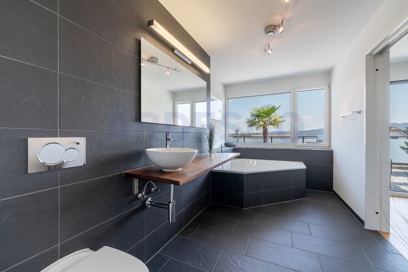 Nasszelle Eckbadewanne (Elternzimmer)