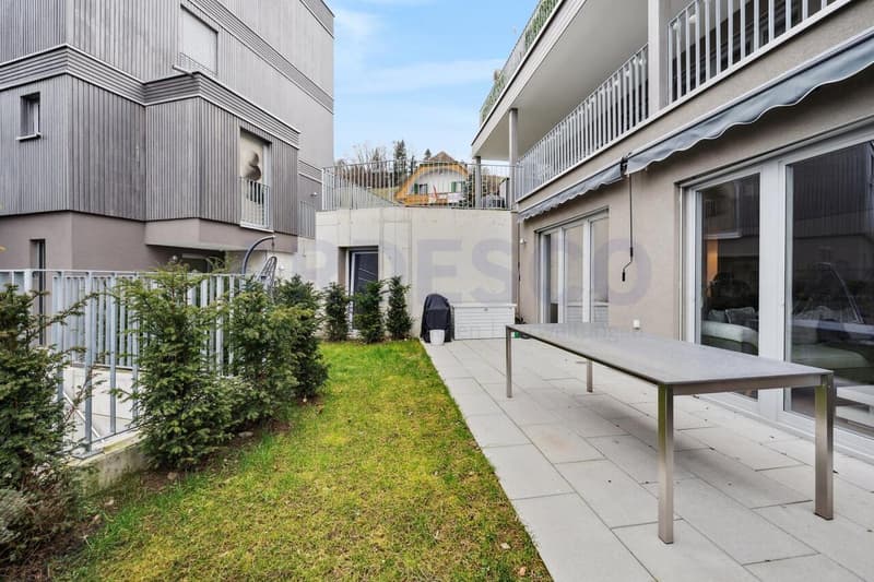 Direkter Zugang zum privaten Hobbyraum über den Gartensitzplatz