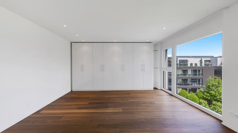 Lichtdurchfluteter Master-Bedroom mit grosszügigen Fensterfronten