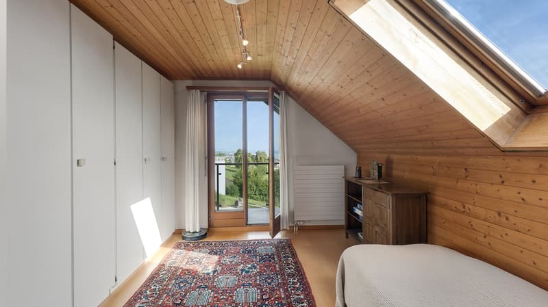 Helles Schlafzimmer mit Balkonzugang und Blick Richtung Zürichsee (OG)