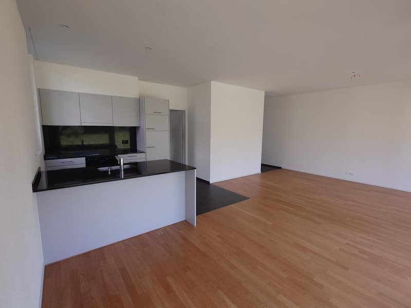 Bright ground floor apartment with seating area – available immediately! (1)