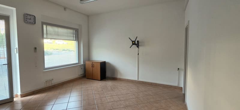 Breganzona: comfortable office/store with windows and 2 parking spaces (5)