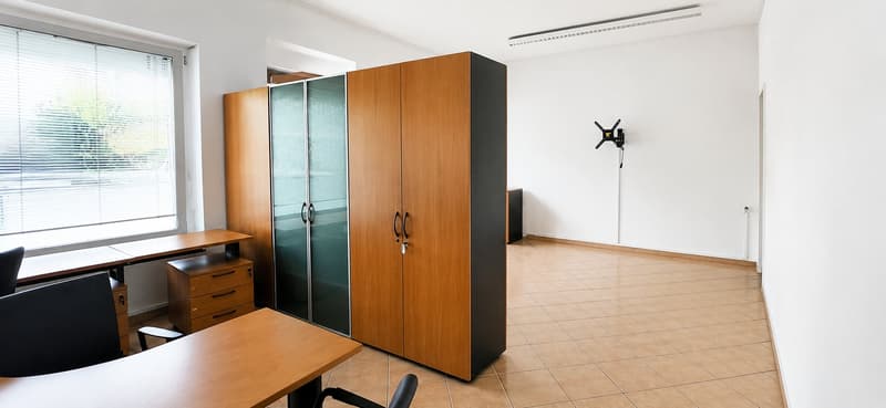 Breganzona: comfortable office/store with windows and 2 parking spaces (1)