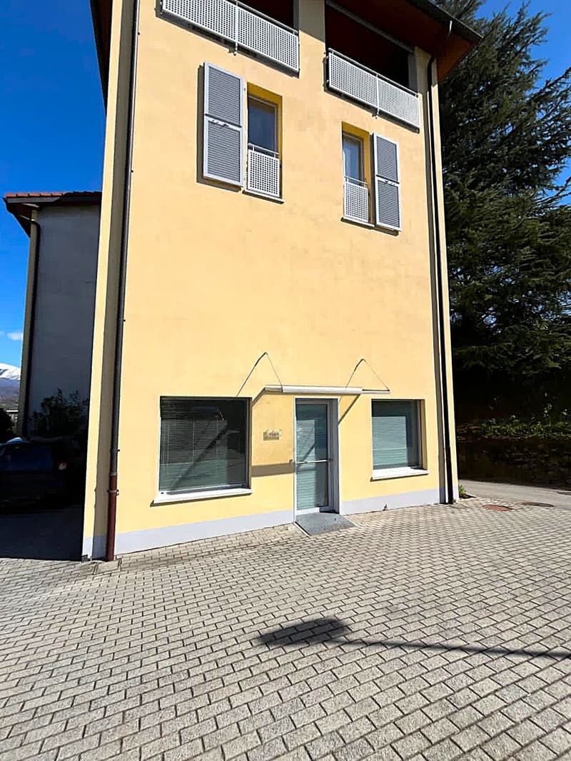 Breganzona: comfortable office/store with windows and 2 parking spaces (8)