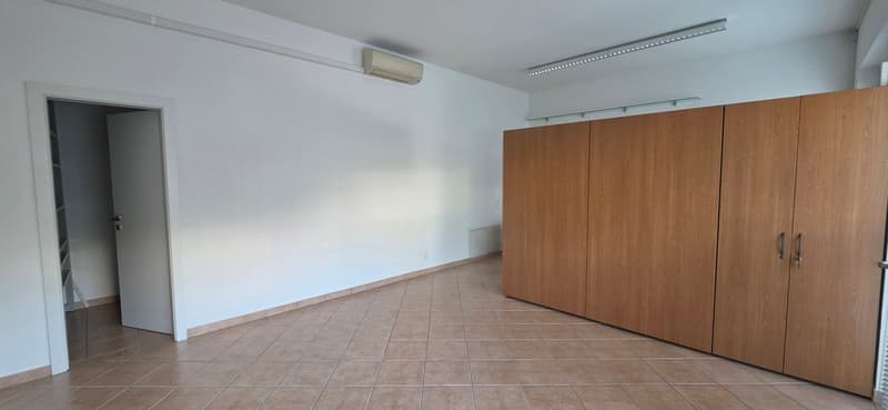 Breganzona: comfortable office/store with windows and 2 parking spaces (4)