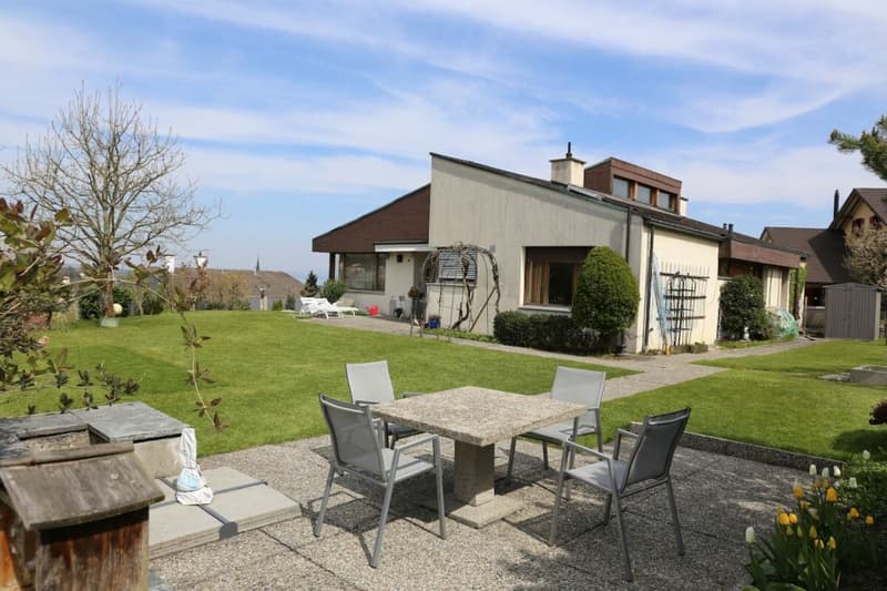 Villa mit Seesicht und mit separatem Bauland an sehr guter Lage. (1)