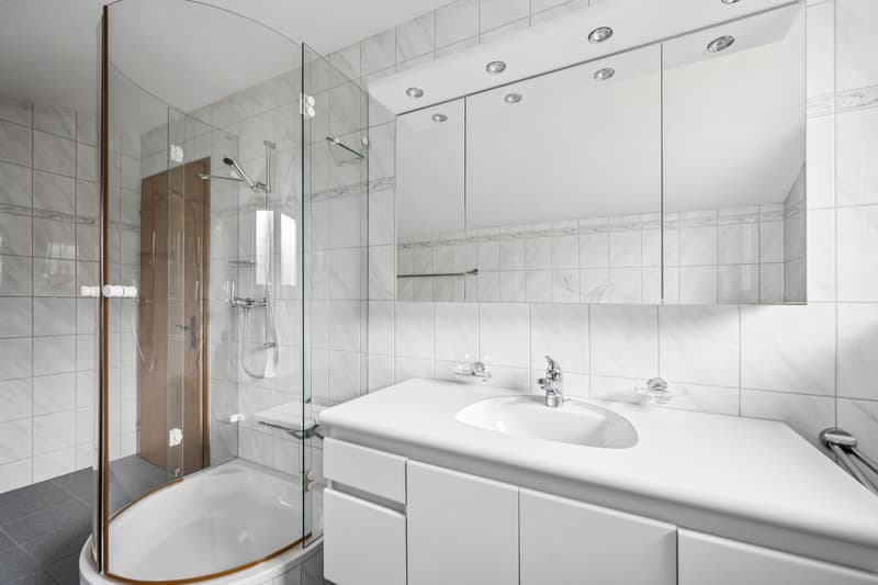 Badezimmer mit Dusche