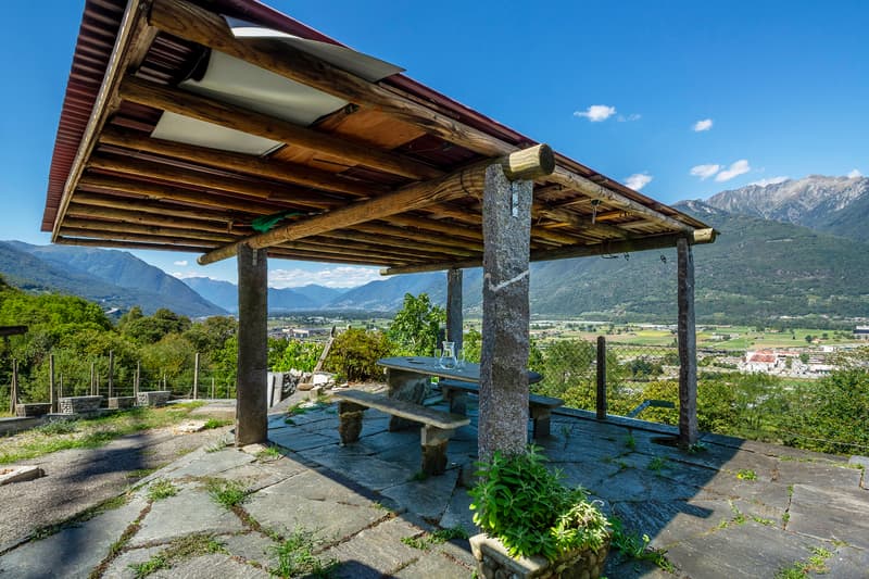 Pergola con tavolo in sasso