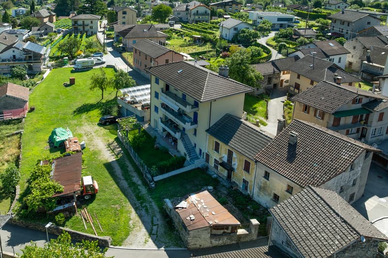 Terreno edificabile con due case da ristrutturare