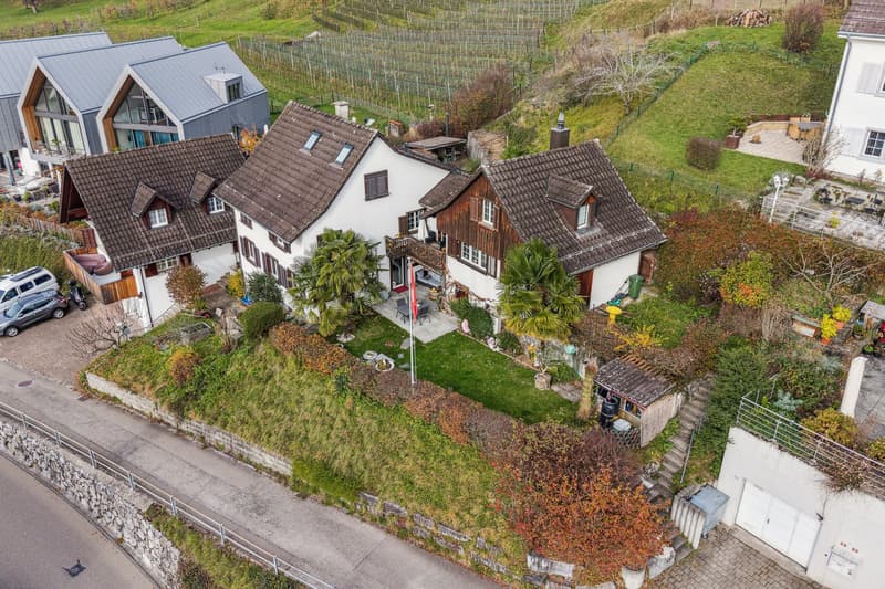 Blick aufs Grundstück mit bestehenden Liegenschaften