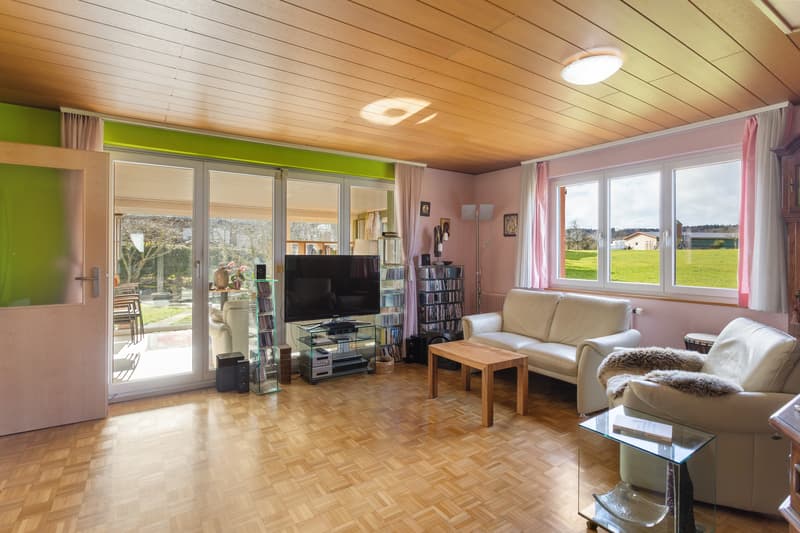 Wohnzimmer mit Zugang zum Wintergarten