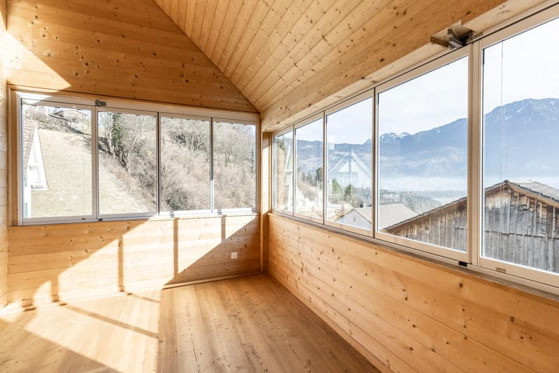 Wintergarten mit Blick auf die Berge Liechtensteins.