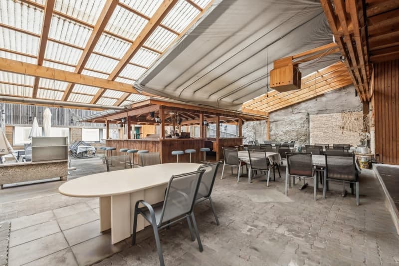 Gartenrestaurant mit Bar im Erdgeschoss