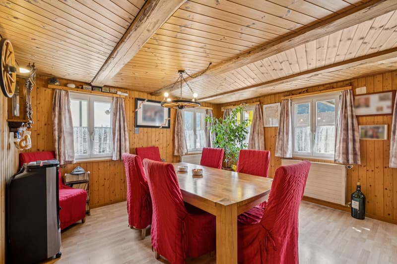 1. OG | Durch die Holzverkleidung entsteht im Wohnzimmer ein heimeliges Wohngefühl