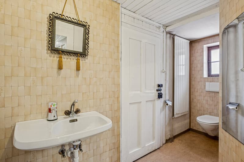 1. OG | Das Damen WC des Restaurants befindet sich im 1. OG und ist ebenfalls vom Garten her über eine Aussentreppe erschlossen