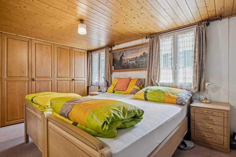 1. OG | Die mit Massivholz gefertigten Einbauschränke schaffen nützlichen Stauraum im Schlafzimmer
