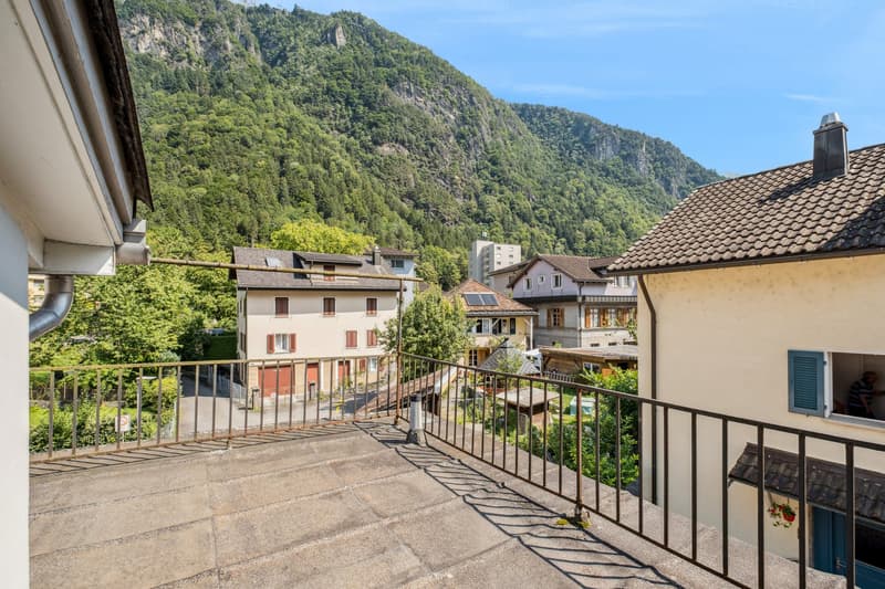 2. OG | Die 20m² grosse Dachterrasse bietet genügend Platz, um mit Freunden gemütliche Sonnenstunden zu geniessen