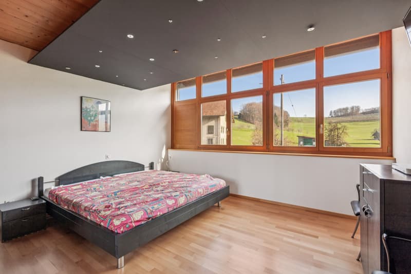 Im ersten Obergeschoss befindet sich das Hauptschlafzimmer mit traumhaften Ausblick in Richtung Osten