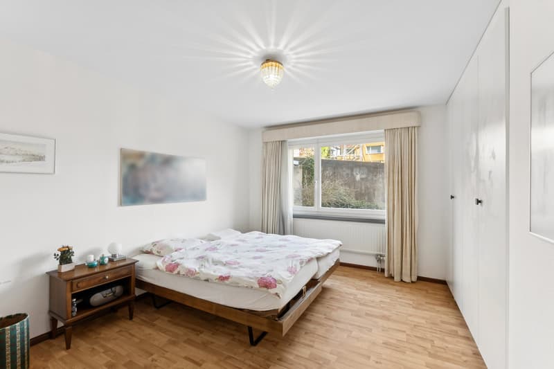 Geräumiges Elternschlafzimmer mit viel Raum zur Entfaltung