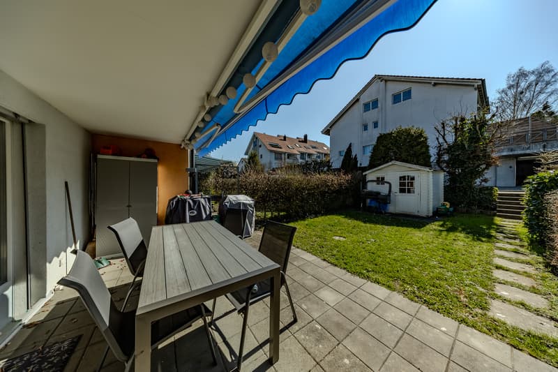 Gedeckte Terrasse mit Gartenbereich
