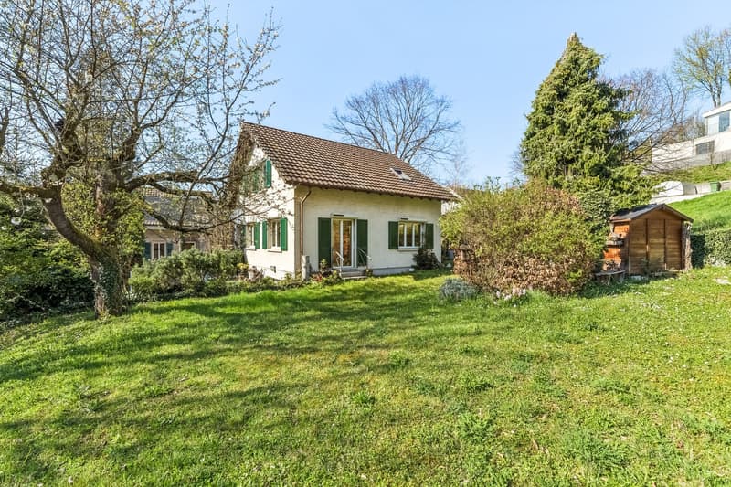Aussenansicht mit beeindruckend grosszügigem Umschwung und Gartenhäuschen