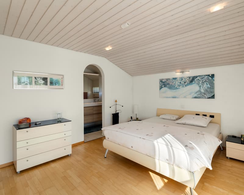 Geräumiges Masterschlafzimmer mit direktem Zugang zum Badezimmer