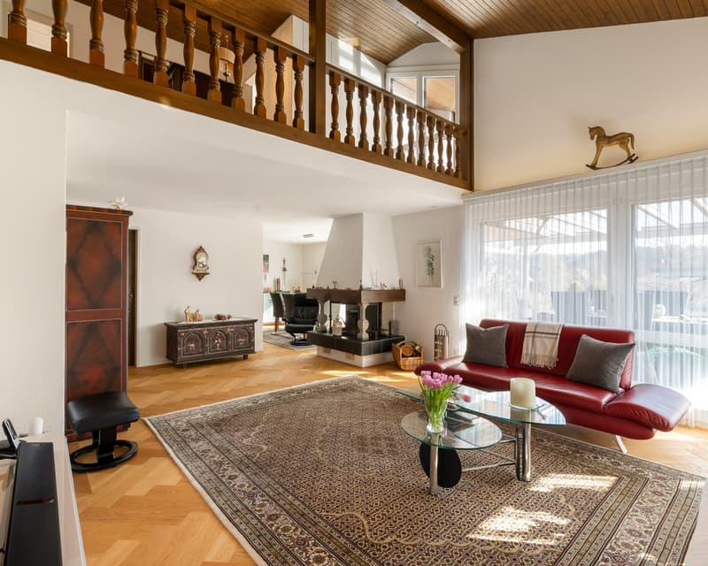 Helles Wohnzimmer mit Galerie