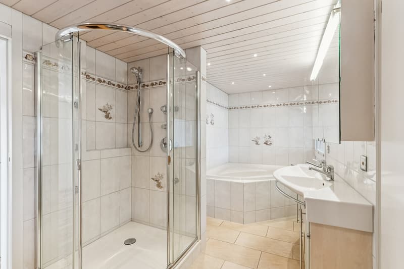 Geräumiges Badezimmer mit Sauna 2. Etage