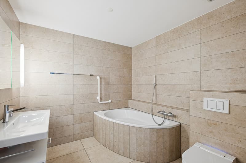 Badezimmer mit Badewanne und Dusch-WC