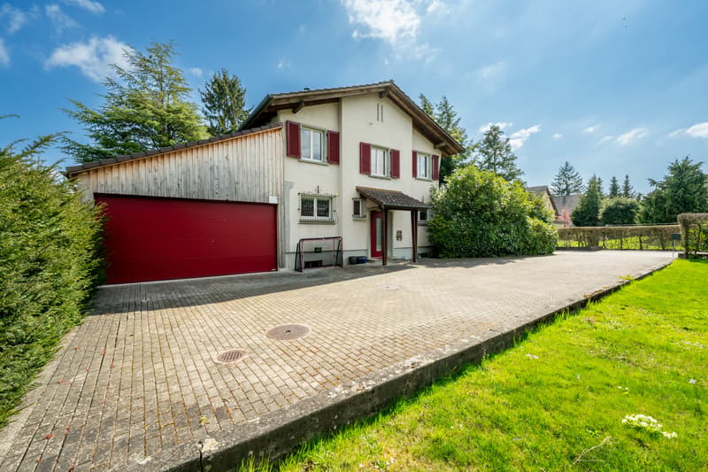 Aussenansicht mit grosszügigem Vorplatz
