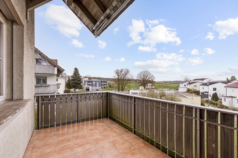 Balkon mit Plattenbelag