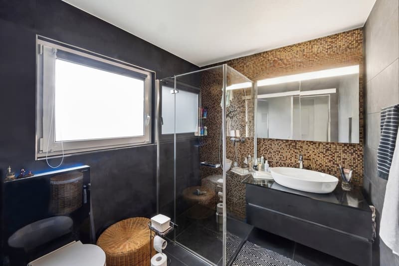 Modernes Badezimmer mit ebenerdiger Dusche und Tageslichtfenster