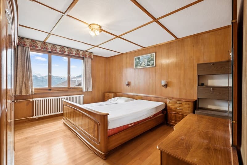 Eines der Schlafzimmer im ersten Stock mit schöner Aussicht nach Süden