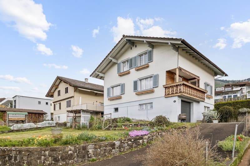 Die Aussenansicht mit sonnigem Balkon