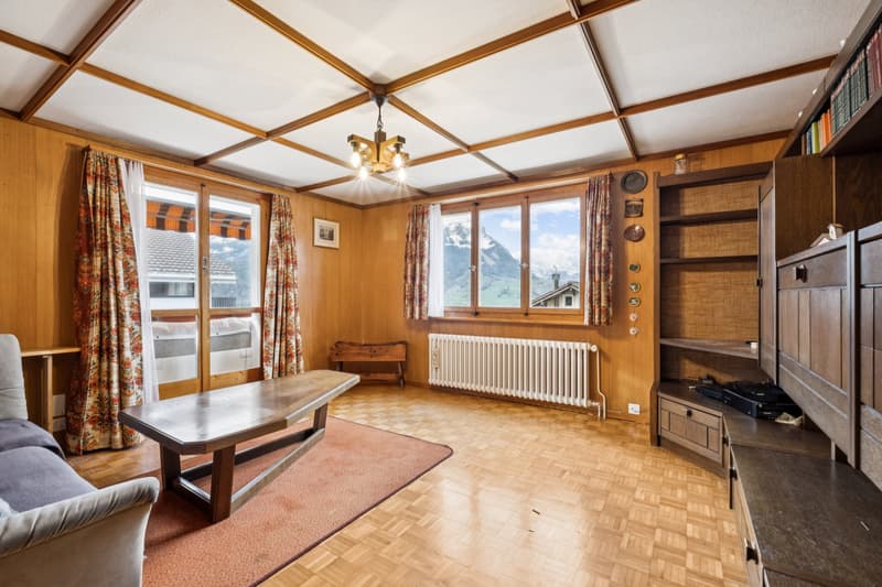 Der gemütliche Wohnbereich mit Klötzliparkett öffnet sich direkt zum Balkon