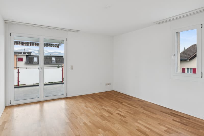 Grosszügiges Schlafzimmer mit Balkonzugang