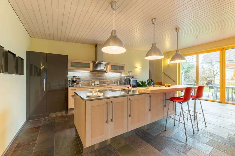 Geräumige Küche mit Bartheke, Erdgeschoss