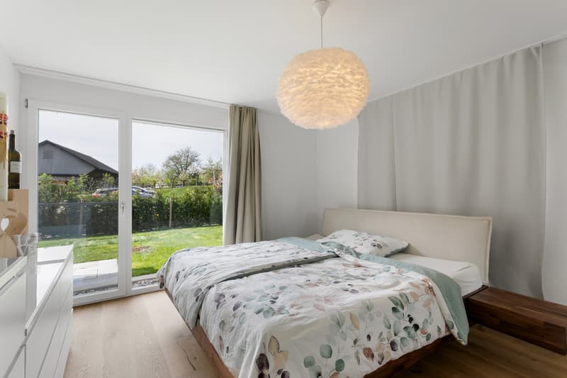 Lichtdurchflutetes Zimmer