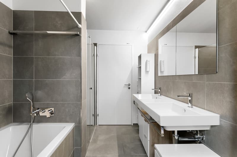 Badezimmer mit Dusche und Badewanne