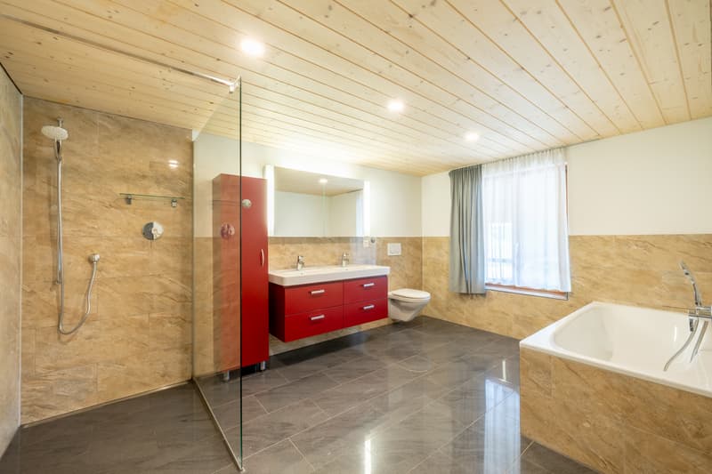 Grosszügiges Familienbad im OG
