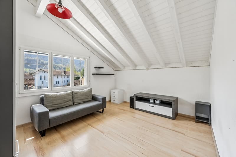 Die Zimmer im Obergeschoss verfügen über eine abgeschrägte Decke. Der Kniestock liegt nicht unter 1.50m auf dieser Etage