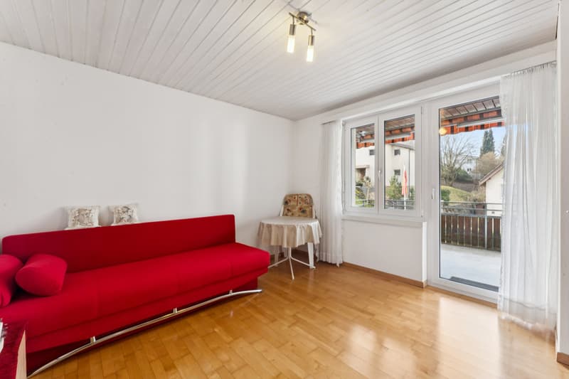 Zimmer mit Balkonzugang und Sicht in die grüne Umgebung
