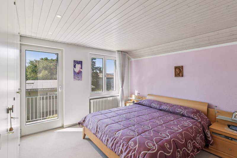 Schlafzimmer mit Zugang zum Balkon