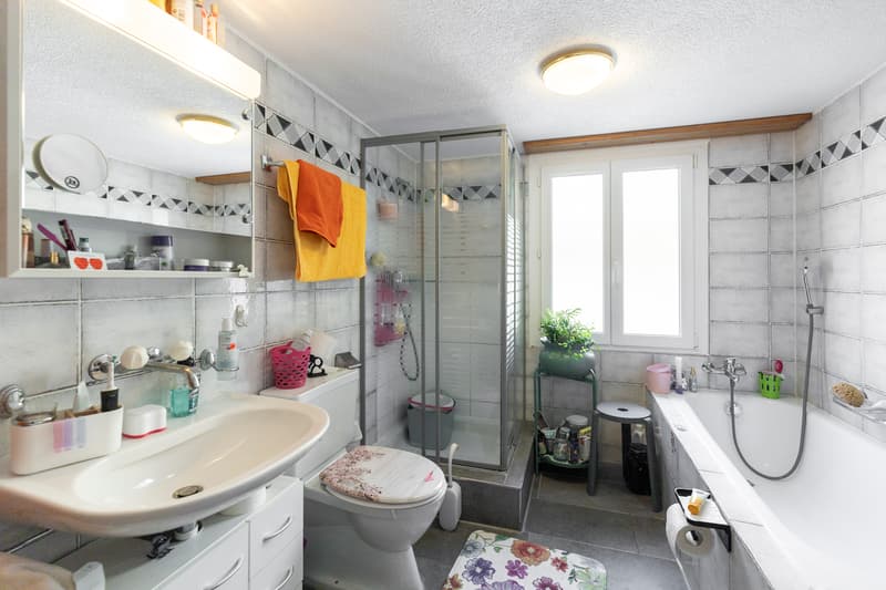 Badezimmer Wohnung rechts