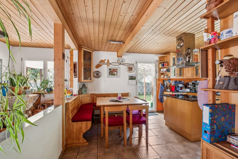 Offene Küche mit Essbereich und direktem Gartenzugang