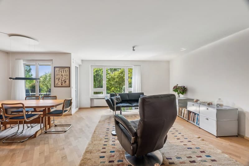 Atmosphärischer Wohnraum mit Gartenblick