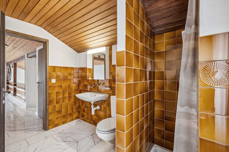 Und im gleichen Stil das Badezimmer im Obergeschoss mit Dusche und Tageslicht